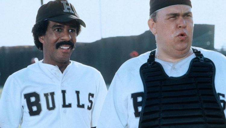 Мужчина в бейсбольной кепке и футболке, предметы гардероба, взрослый.